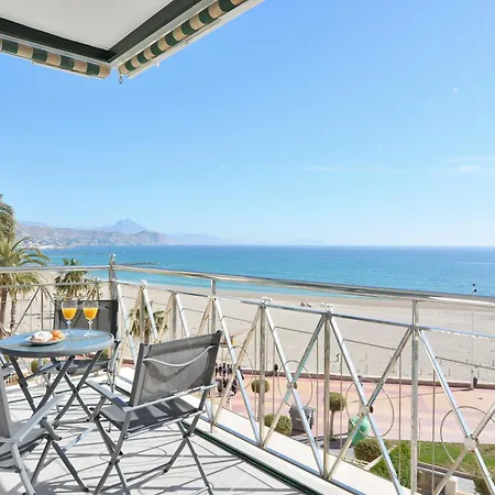 Beachside Apartment *